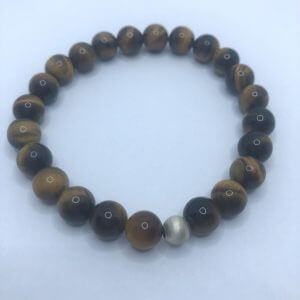 Bracelet en perles oeil de tigre sur tissu blanc