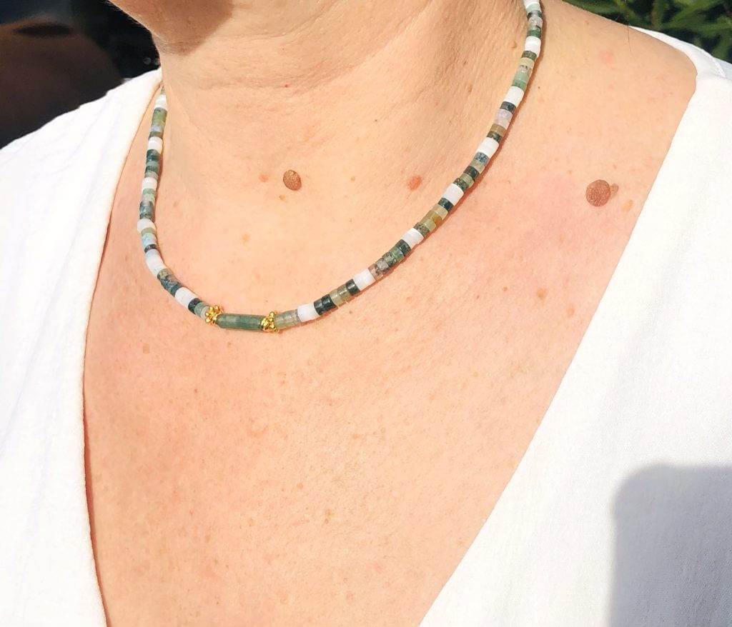 Collier en agate verte et nacre porté par une femme