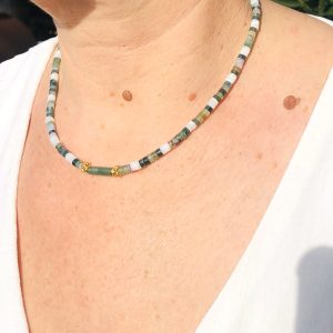 Collier en agate verte et nacre porté par une femme