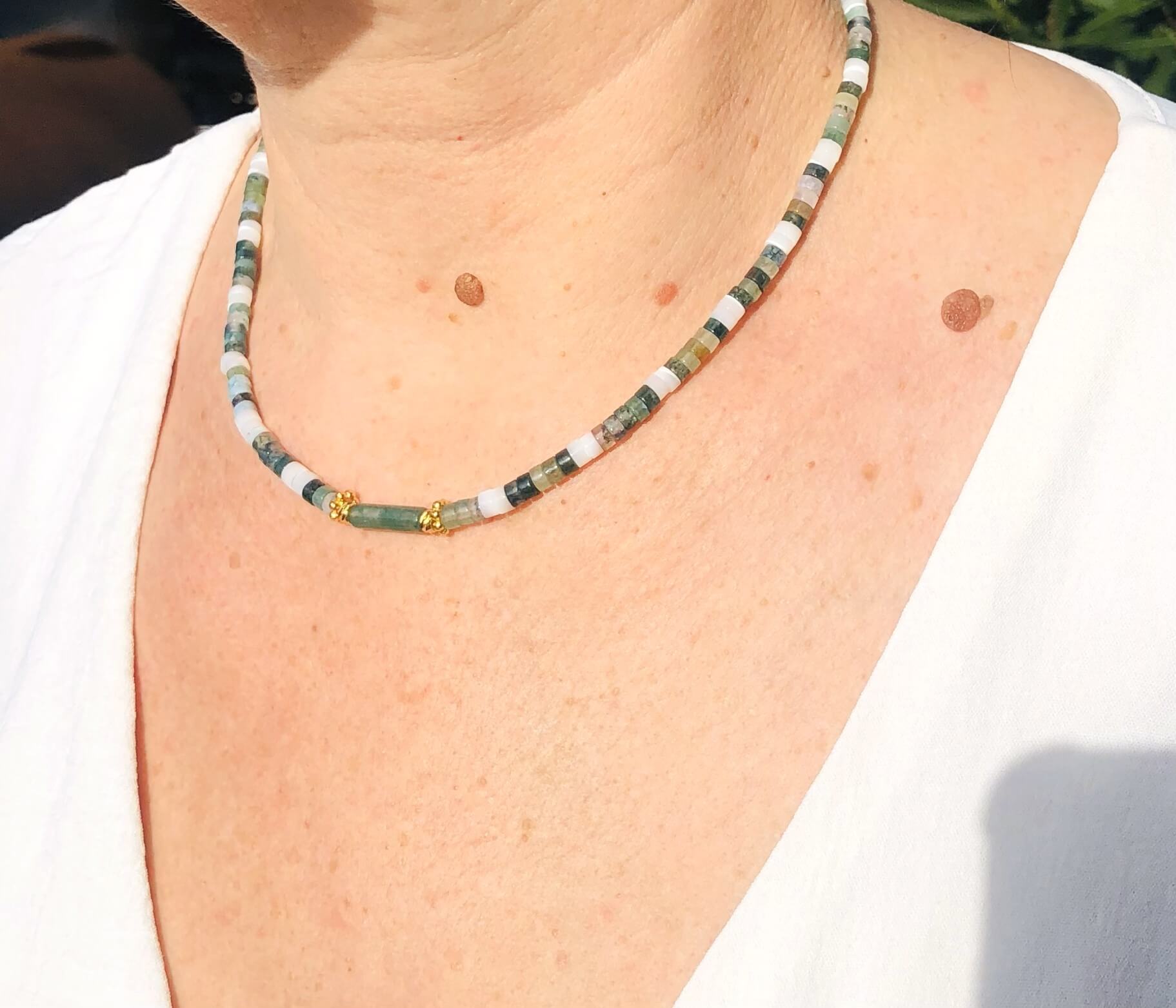 Collier en agate verte et nacre porté par une femme