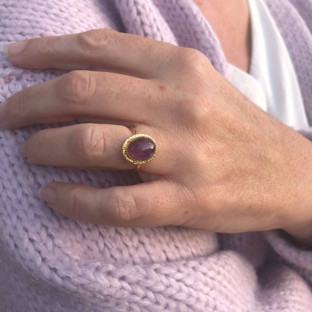 baque en améthyste porté