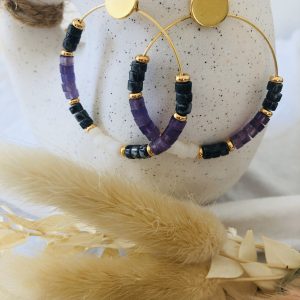 Boucles d'oreille en améthyste et jaspe gris sur un vase