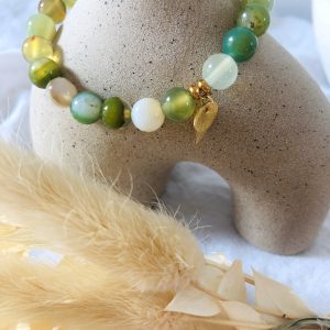 bracelet agate verte sur un vase