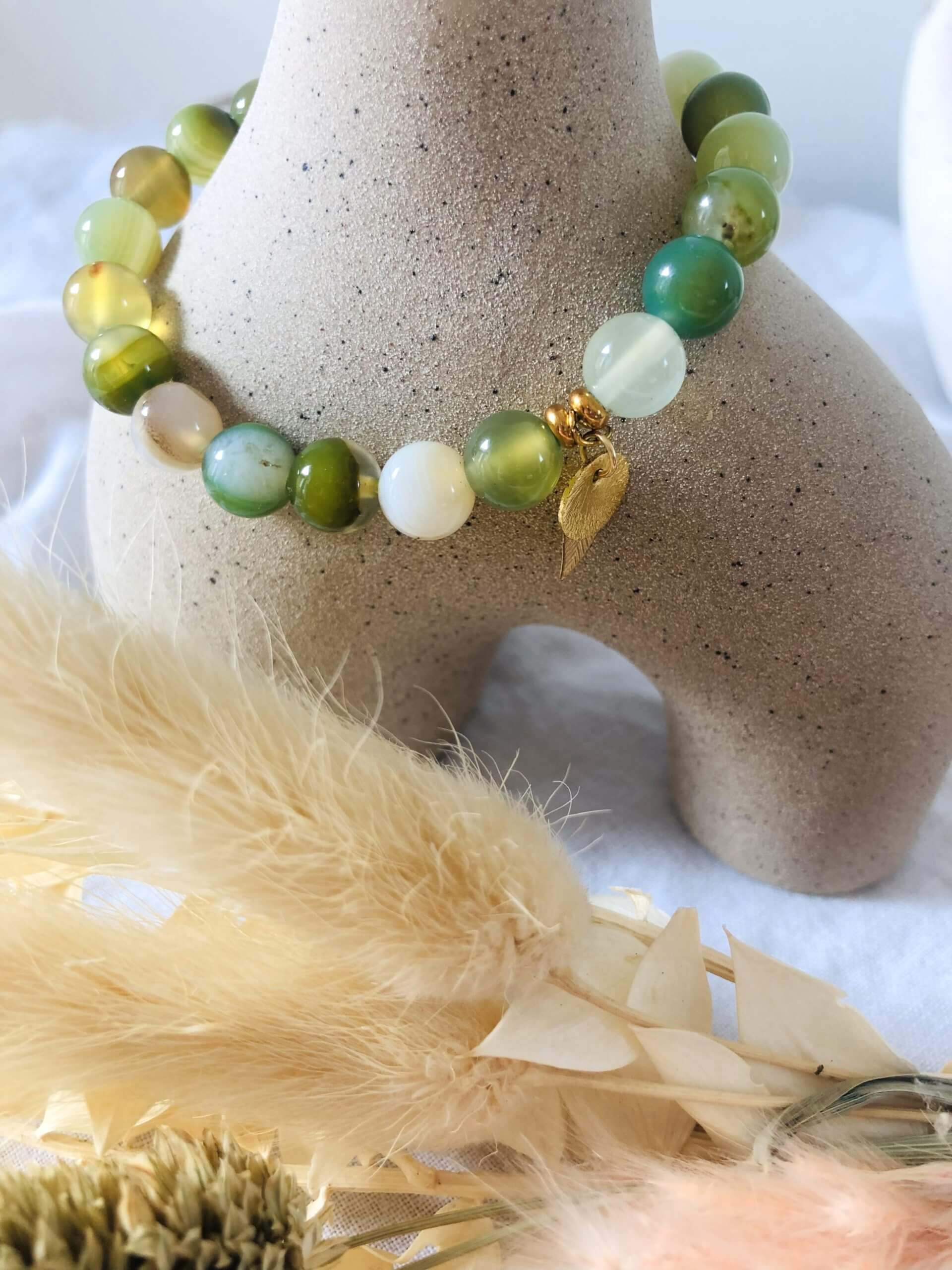 bracelet agate verte sur un vase