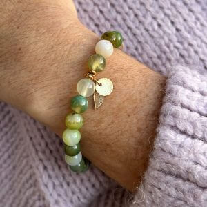 Bracelet agate verte porté par une femme