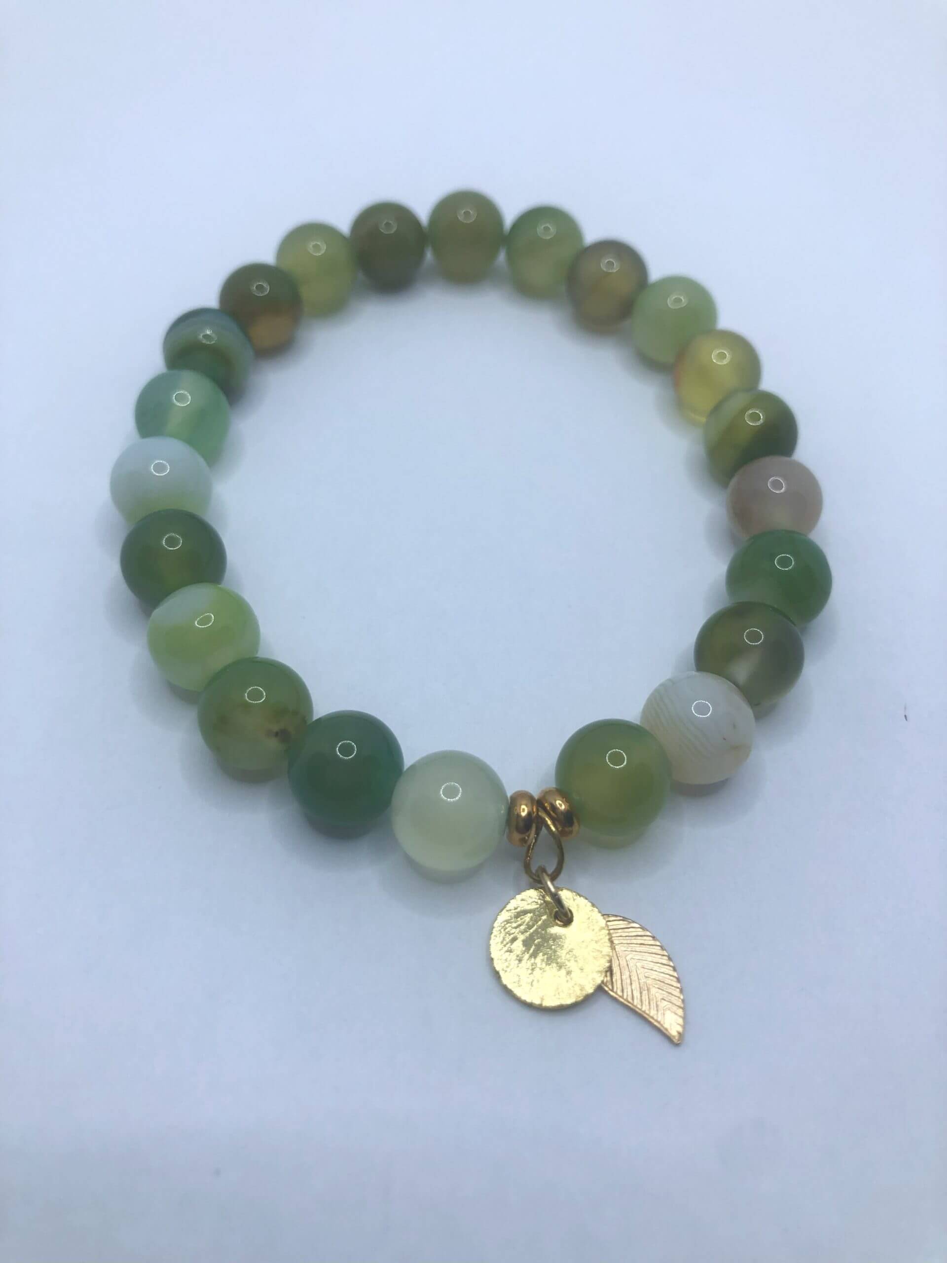 Bracelet agate verte posé un tissu blanc