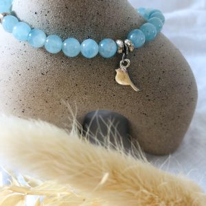 Bracelet en amazonite sur un vase