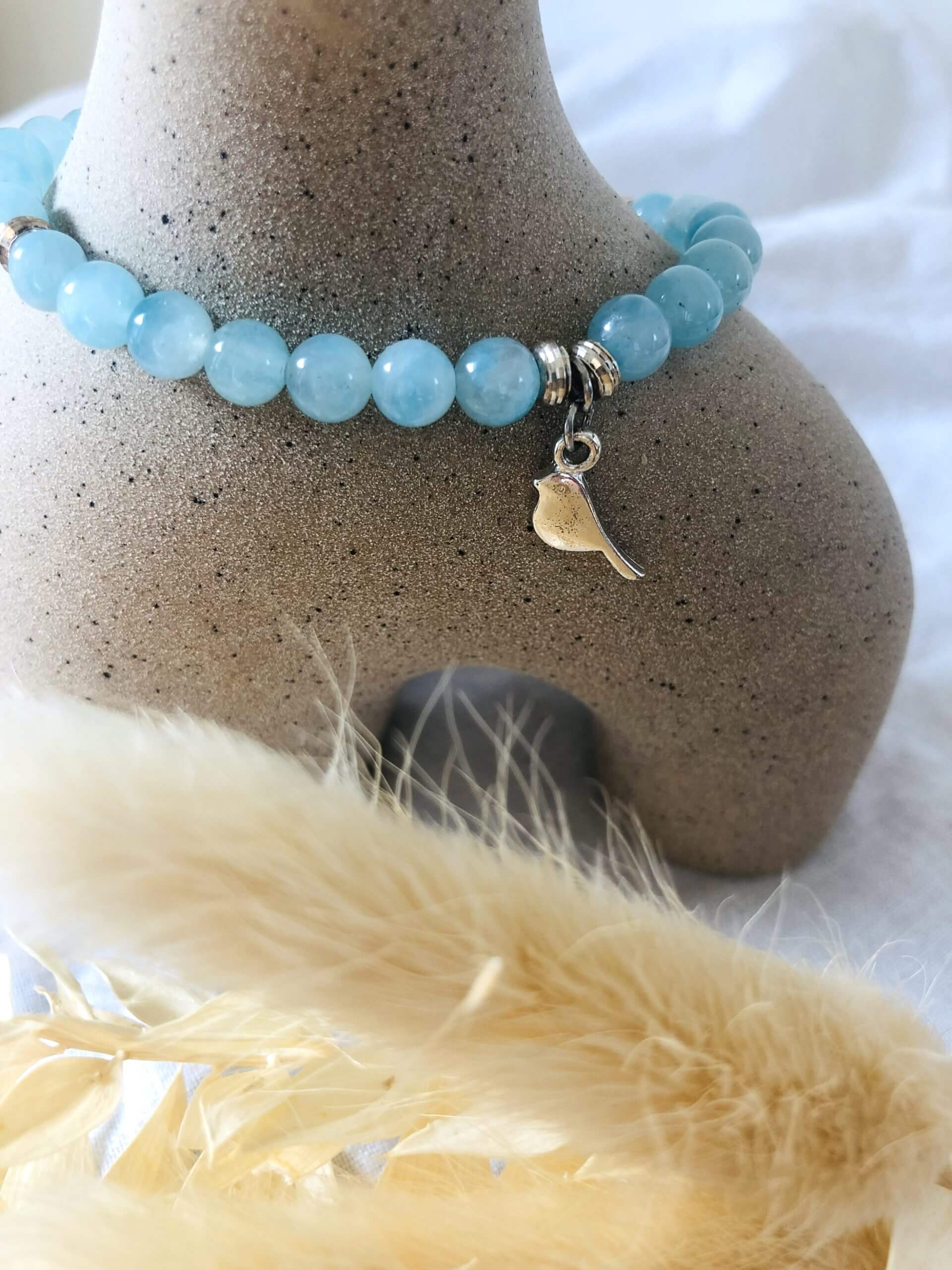 Bracelet en amazonite sur un vase