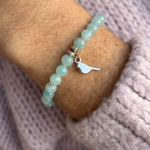 bracelet en amazonite porté par une femme