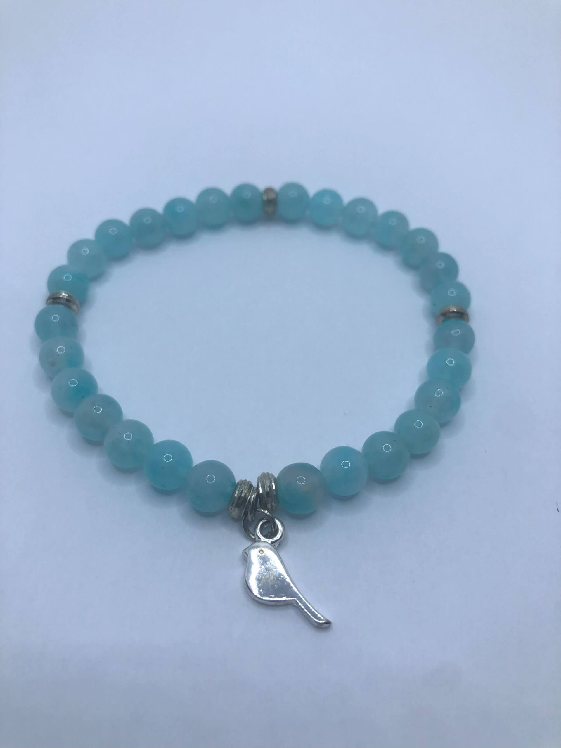 Bracelet en amazonite sur fond blanc