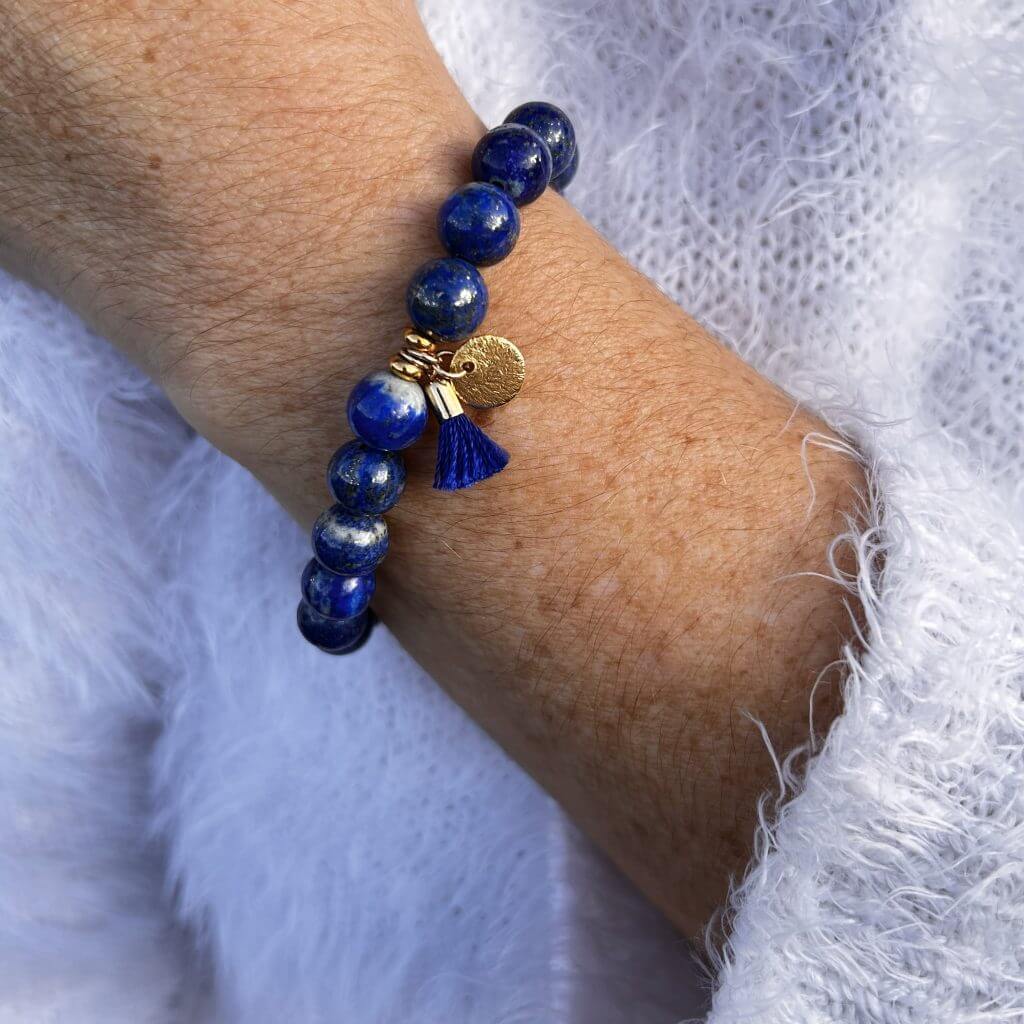 Bracelet en lapis Lazuli porté par une femme