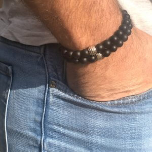 Bracelet en agate noire porté par un homme