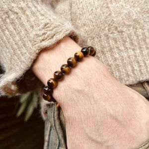 Bracelet en oeil de tigre porté par un homme