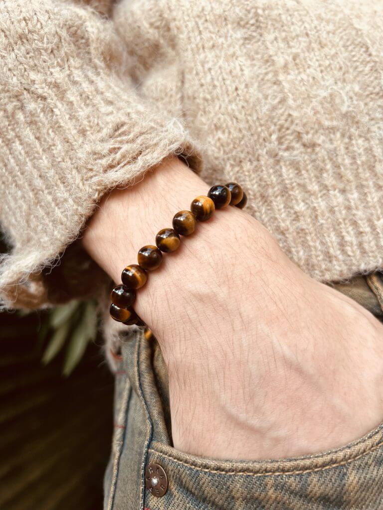 Bracelet en oeil de tigre porté par un homme