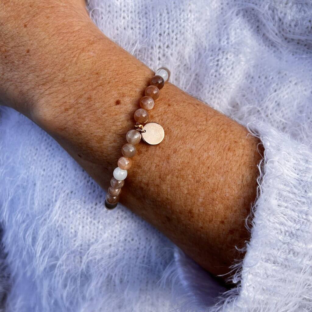 Bracelet en pierre de lune porté par une femme