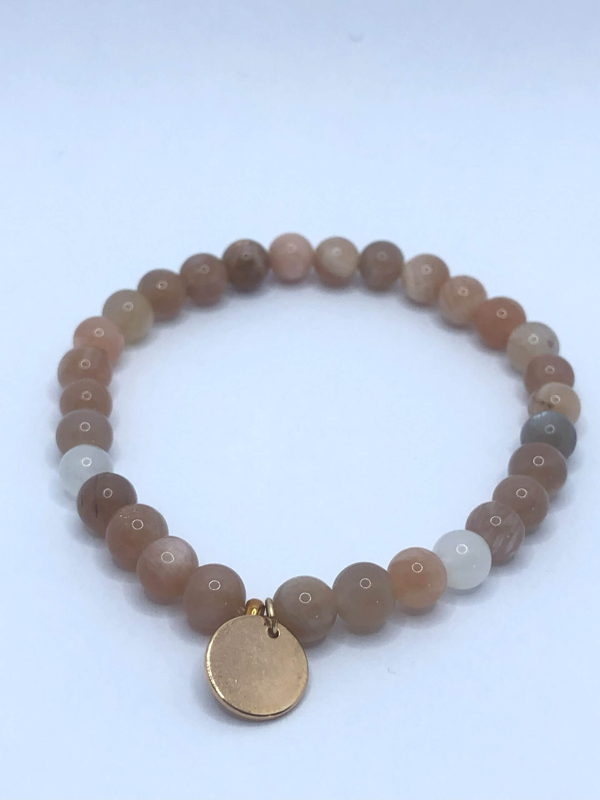 Bracelet en pierre de lune sur fond blanc