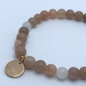 Bracelet pierre de lune sur un fond blanc