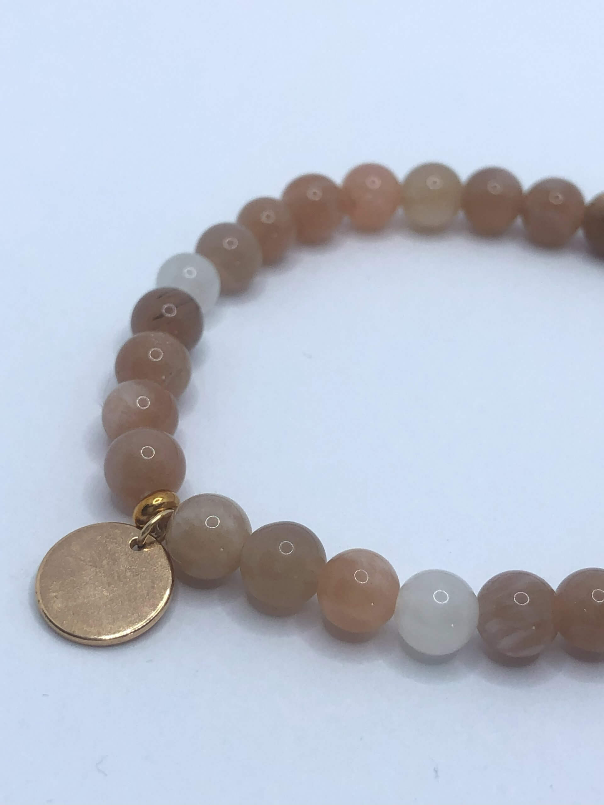 Bracelet pierre de lune sur un fond blanc