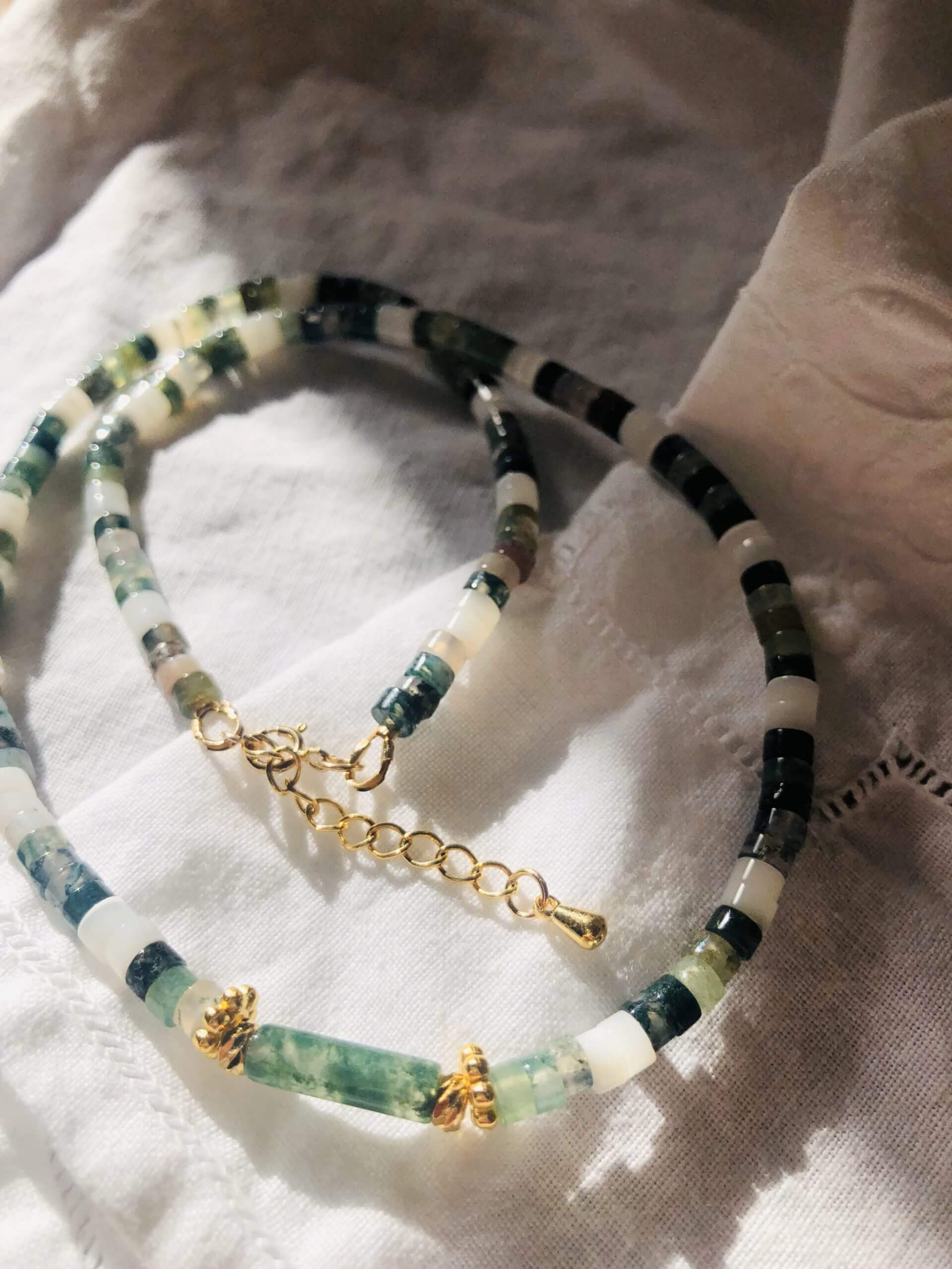 Collier en agate verte et nacre sur un tissu