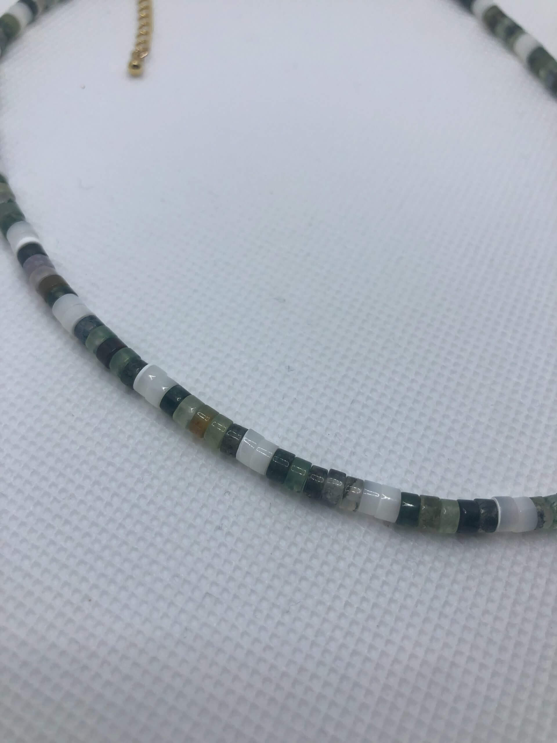 Collier agate verte et nacre en gros plan