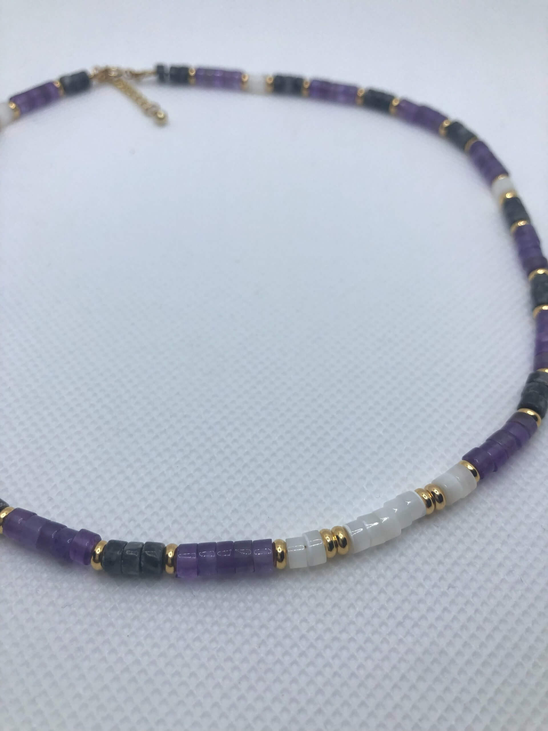 Collier d'améthyste de de jaspe en gros plan