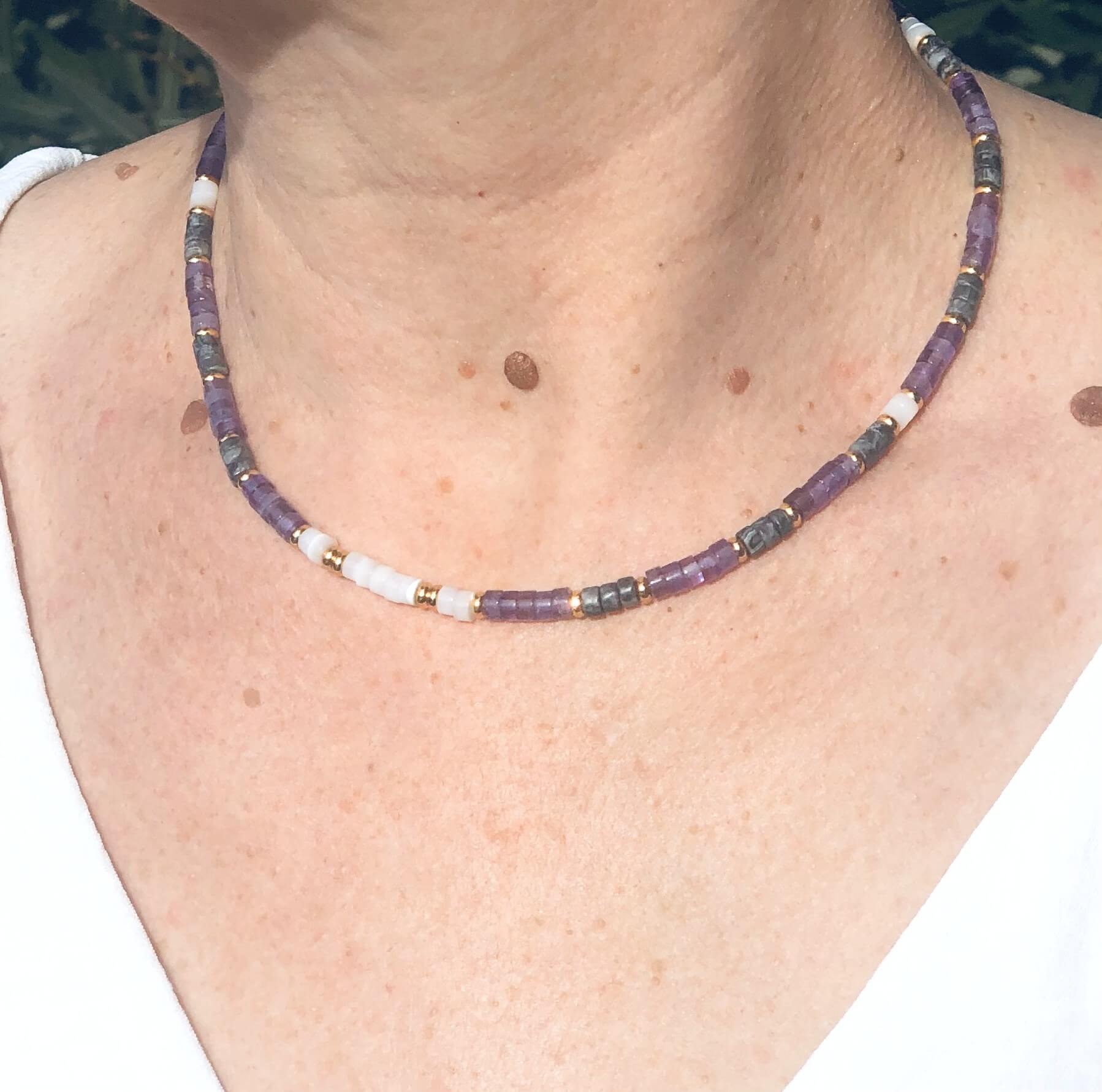 Collier d'améthyste et de jaspe porté sur une femme
