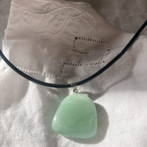 Collier en aventure sur un tissu en gros plan
