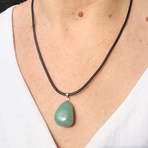 Collier en aventurine porté par une femme