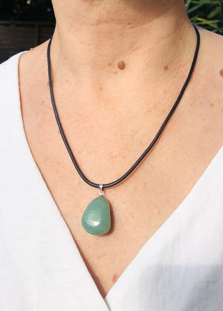 Collier en aventurine porté par une femme